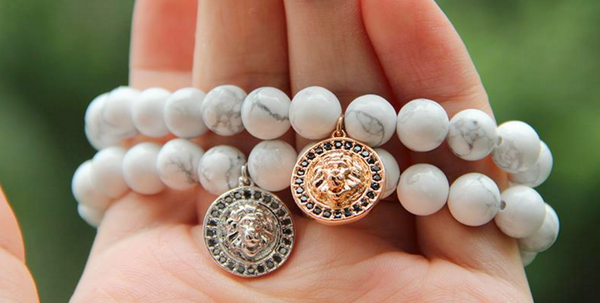 18kt Lion Pendant White Howlite Bracelet